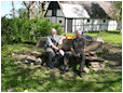 Hestebedgård - bænke sættes op 30. april 2011