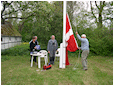 Hestebedgård - flagstangen rejses 14. maj 2011