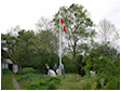 Hestebedgård - flagstangen rejses 14. maj 2011